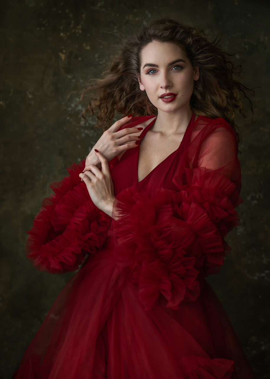 Piros ruhában mosolygó hölgy portréfotózás