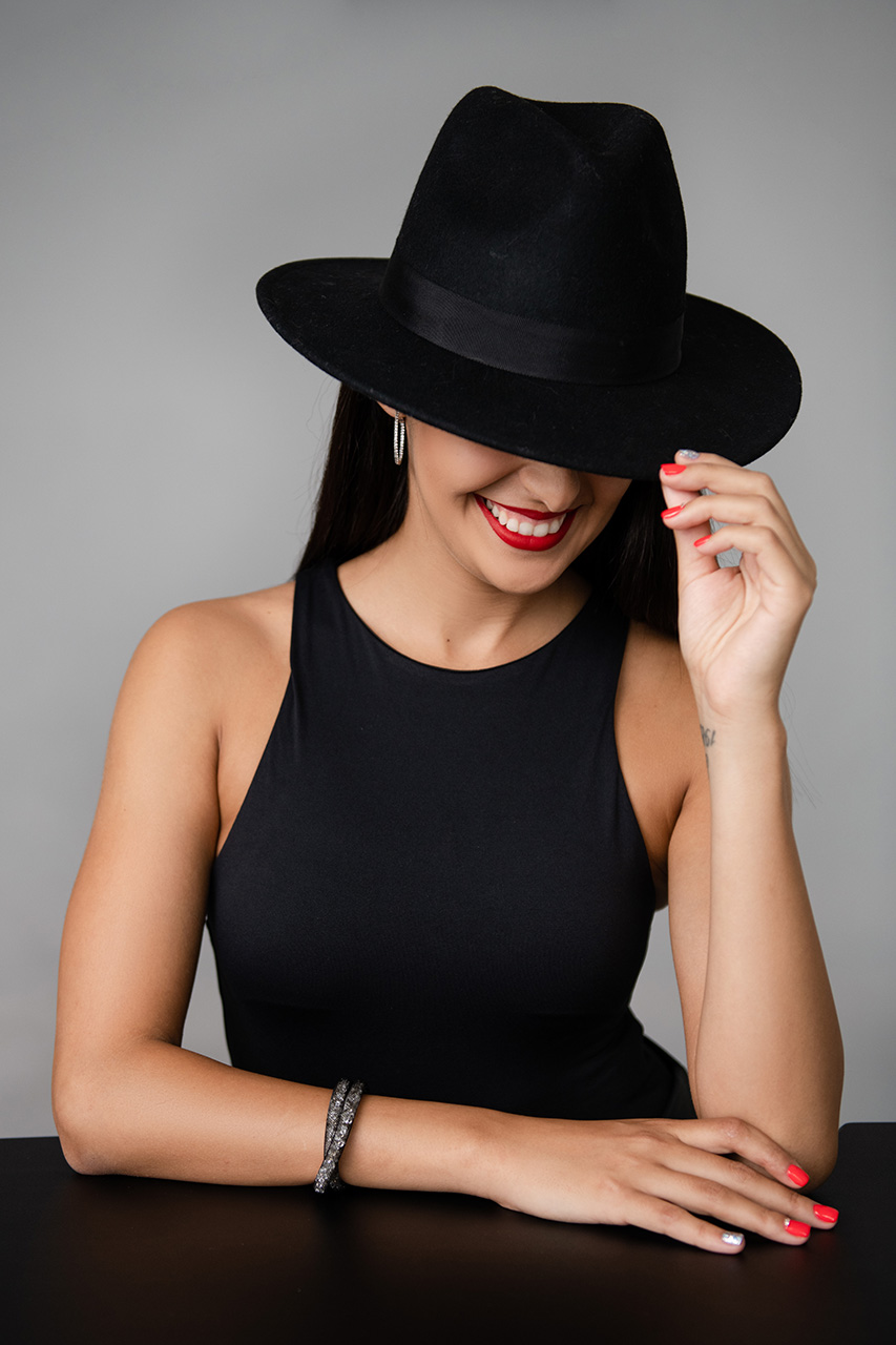 Portré Fotózás fiatal nő kalapban lehajtja a fejét megfogja a kalap karimáját
