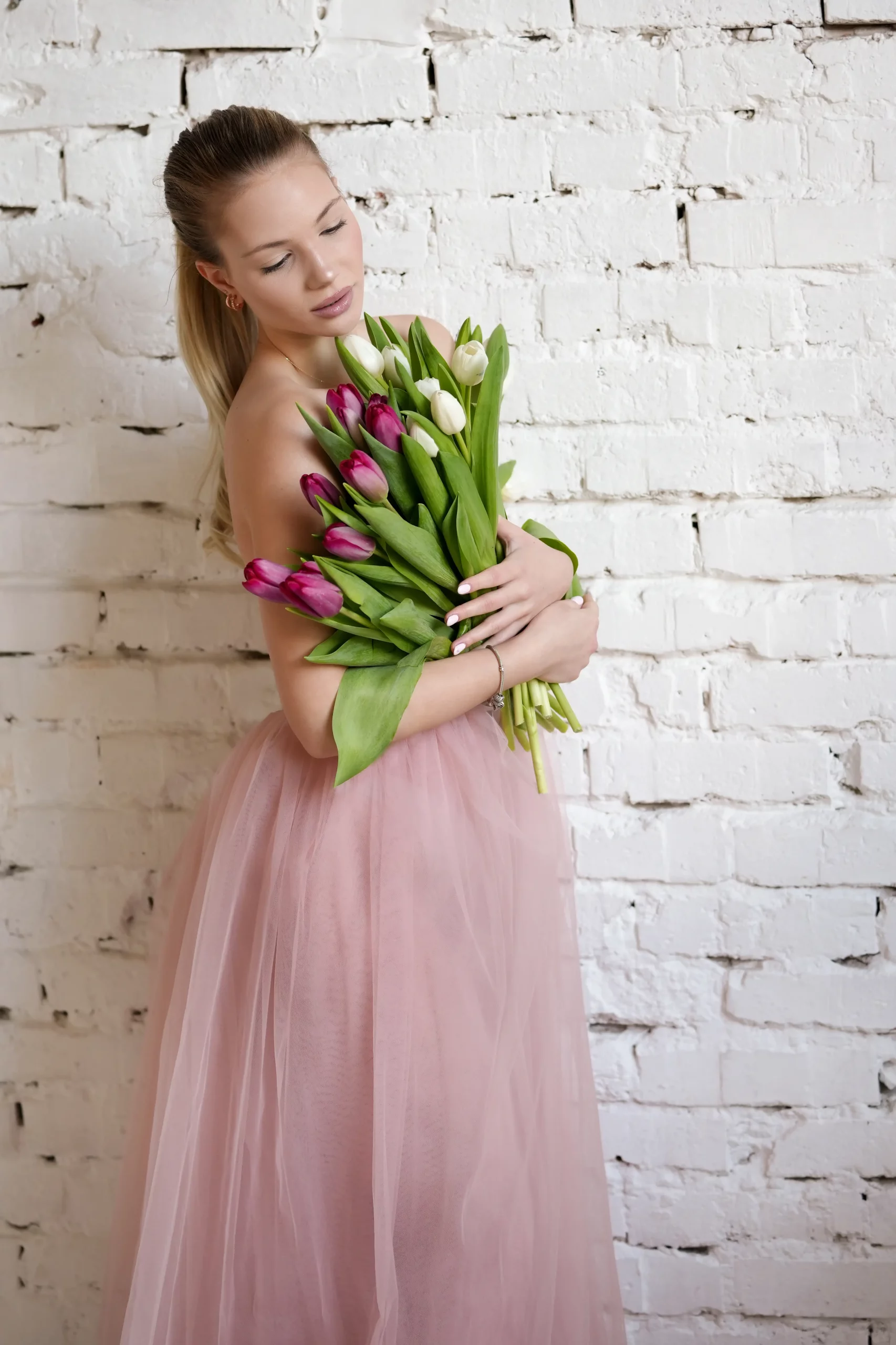 Portré Fotózás rózsaszín szoknyában és rózsaszín tulipánnal