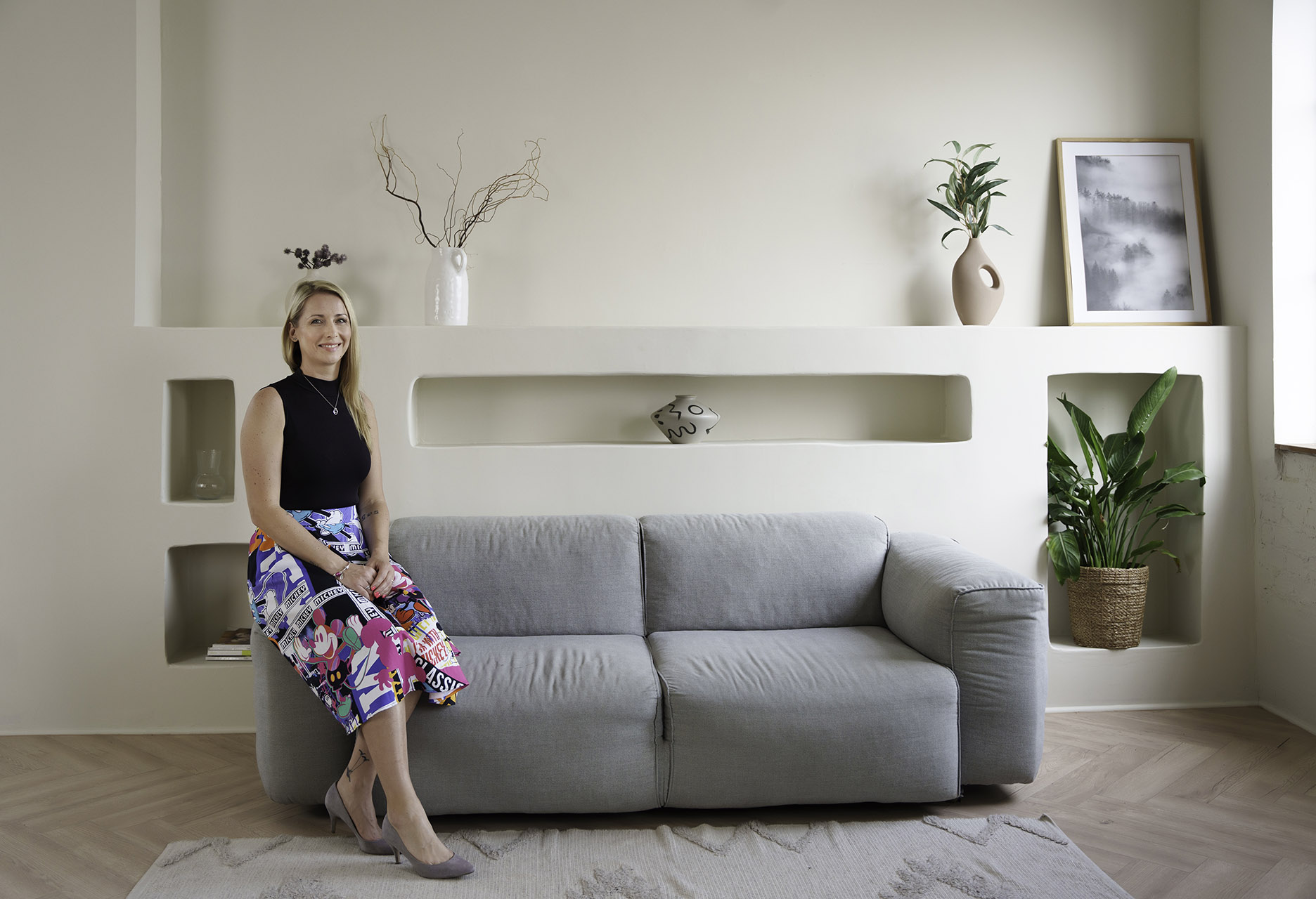 Branding Fotózás világos stúdióban elegáns nő ül egy kanapén
