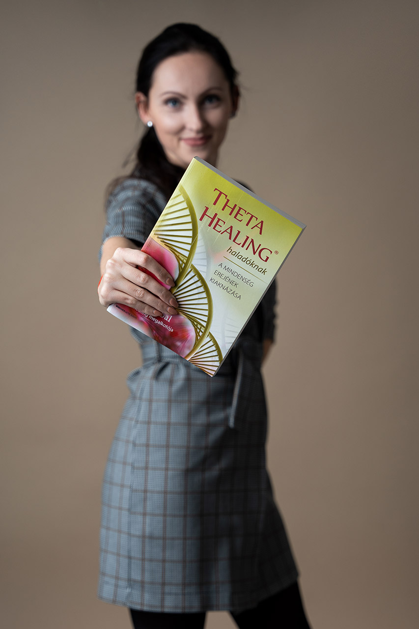 Üzleti Portré Theta Healing könyvet mutató nő