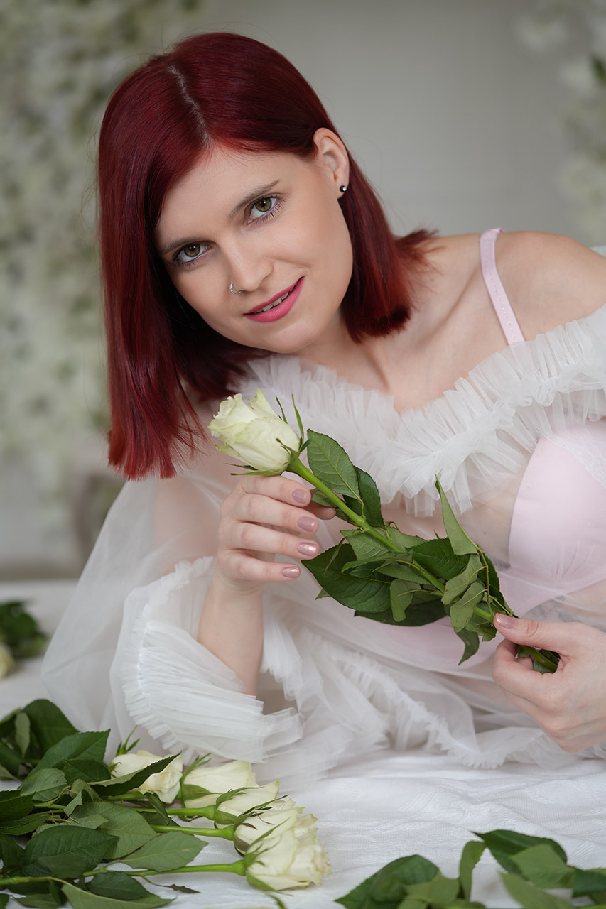 Glamour Fotózás rózsát tartó hölgy félmosollyal