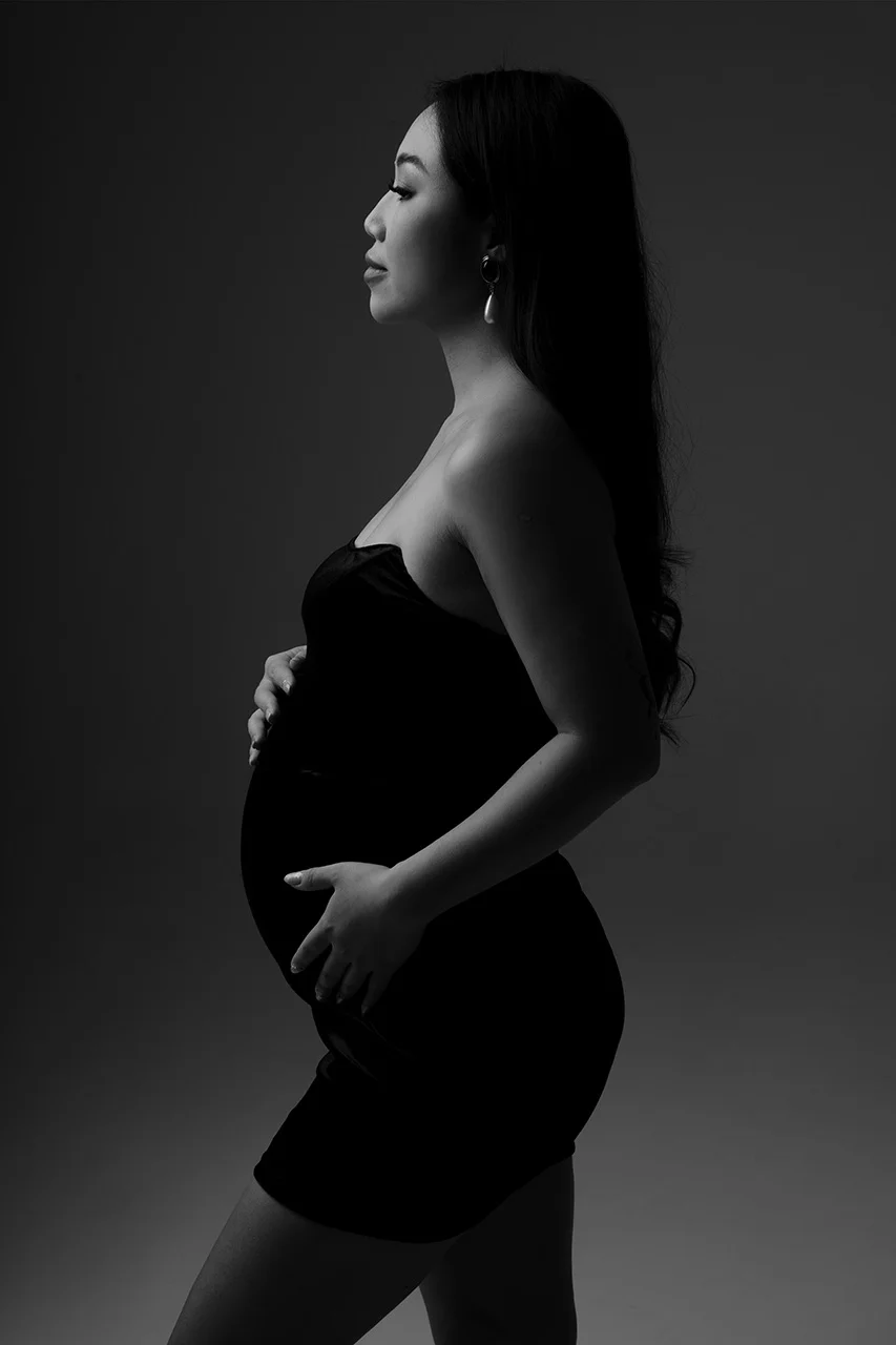 Fekete-fehér, Stúdiós kismama fotózás , minimalista, letisztult stílus