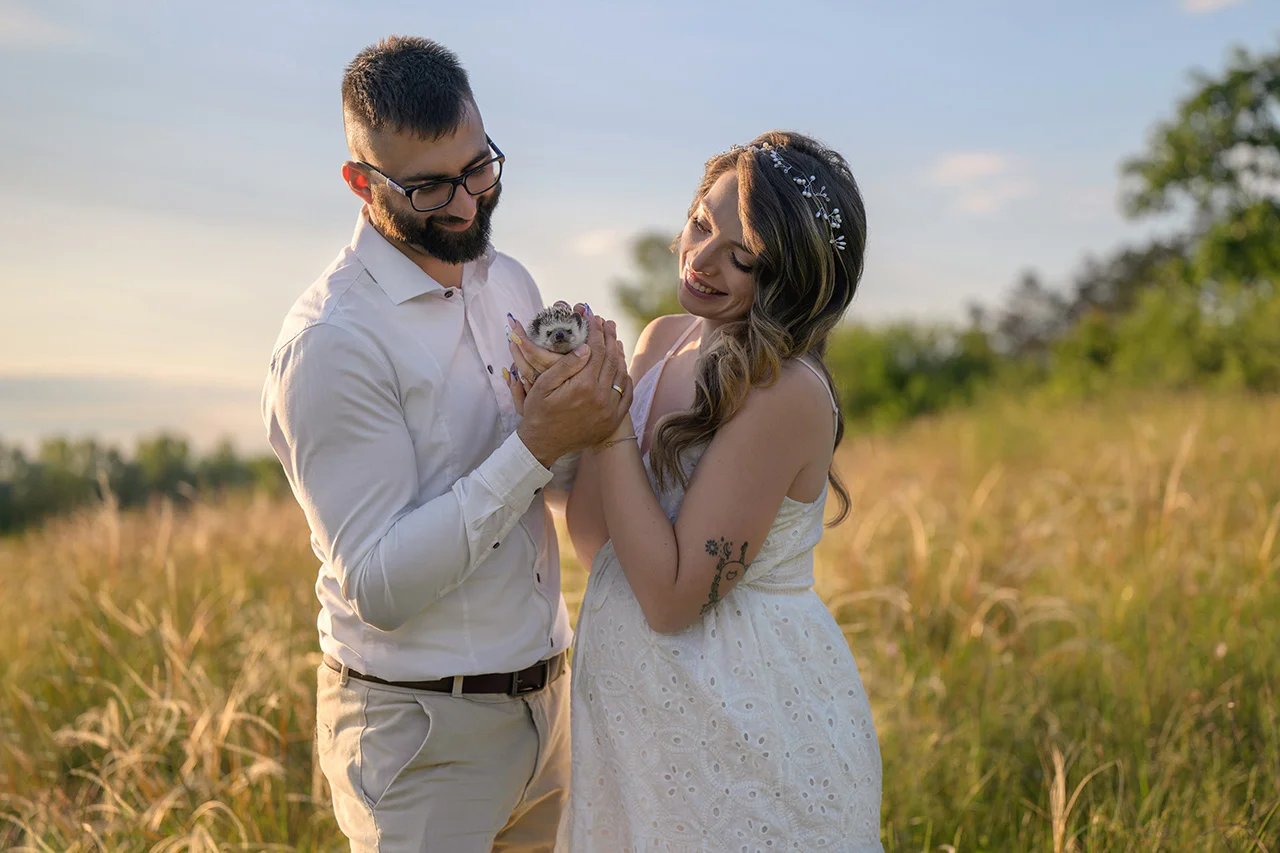 Kismama fotózás sünivel Családi fotózás a házi kedvenccel, a sünivel