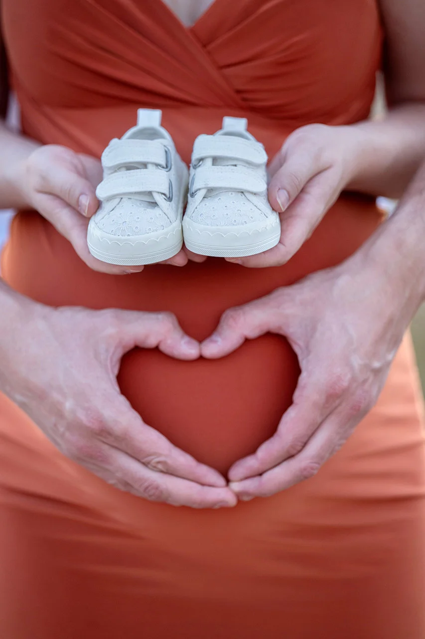 Kismama fotó kreatív beállítással babacipővel