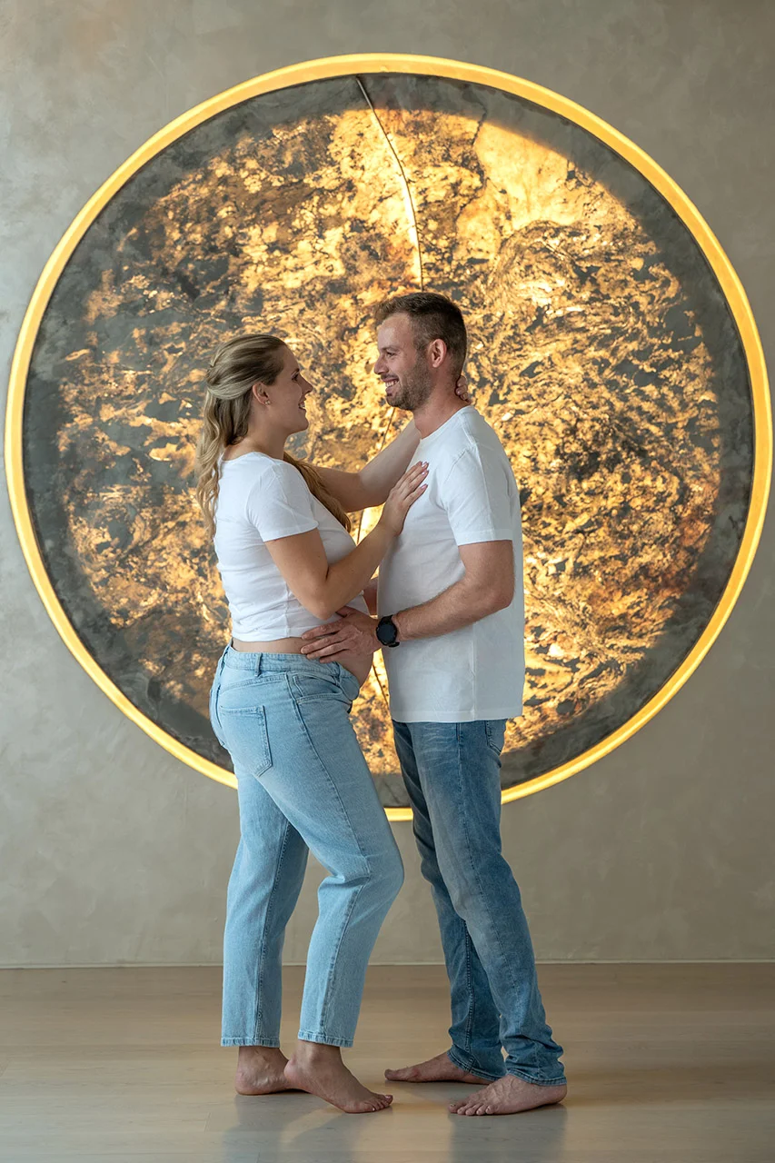 Kismama és párja a Madison Studio Samsara termében, páros kismama fotózáson